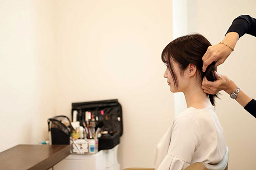 東京装苑の美容師と美容打ち合わせをする新婦