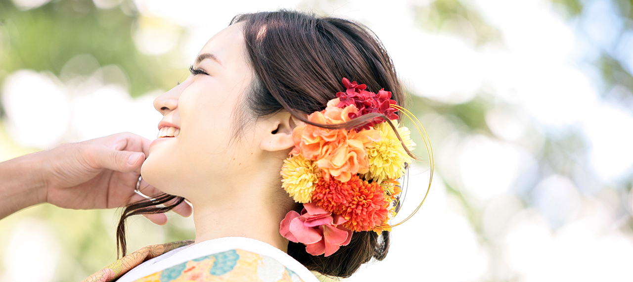 夏の陽だまりで笑顔の新婦